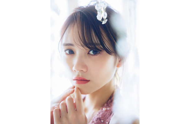 乃木坂46・田村真佑、1st写真集の先行カット第10弾はチャペルでの幻想的な一枚