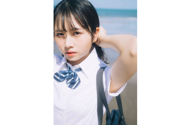 日向坂46・上村ひなの、大人な表情の制服カット公開！ファン「神ひなの」