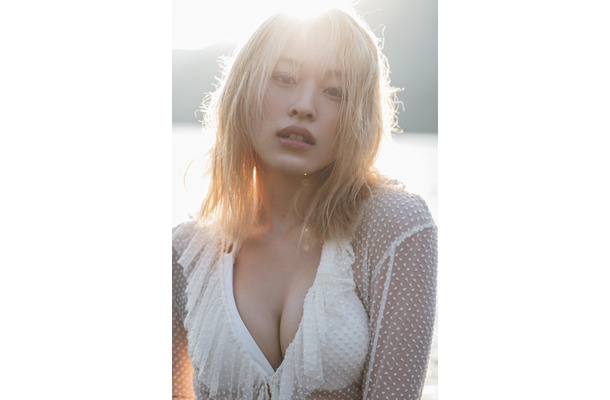 美月の初写真集『lxxe myself（ラブ マイセルフ）』（宝島社）