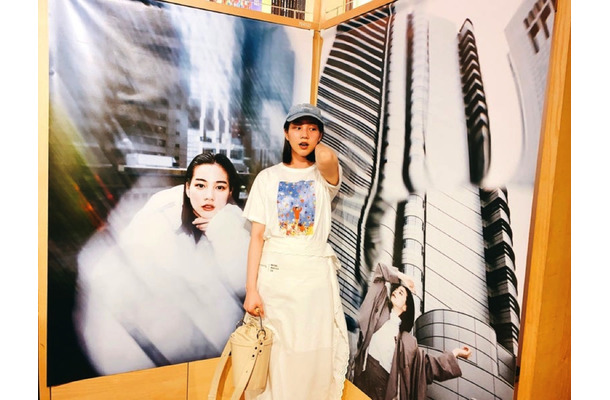 のん、自身のアートブック『Non』の写真展を訪問！展示作品との“3ショット”も