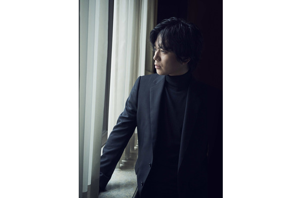 加藤シゲアキ＝撮影：羽田誠／スタイリスト：十川ヒロコ／ヘアメイク：KEIKO（Sublimation）／アートディレクション：高倉健太（GLYPH Inc.）