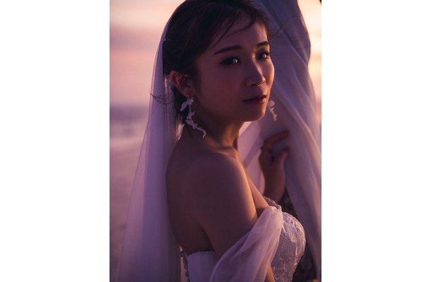 秋元真夏、ウエディングドレス姿披露！理想の結婚相手も告白