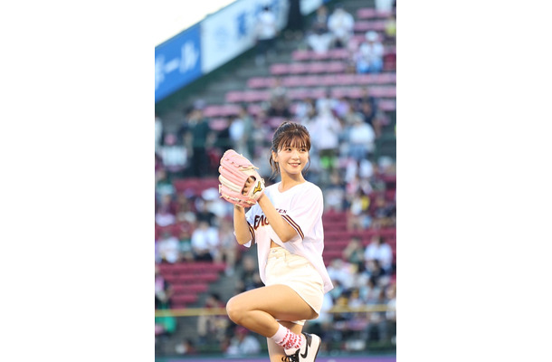 宇野実彩子、スタイリッシュなショートパンツ姿で5年ぶりの始球式