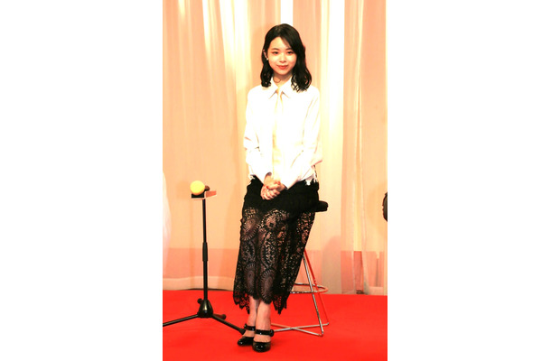 趣里【撮影：小宮山あきの】