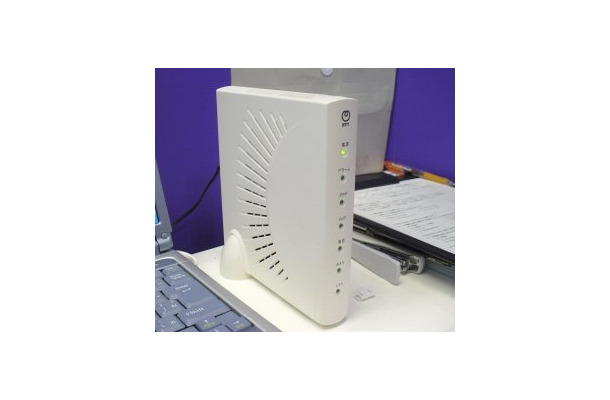 [ビジネスシヨウ2003]ADSLモデム＋IP電話アダプタにスプリッタを内蔵しない理由。IP電話をアピールするNTT東日本
