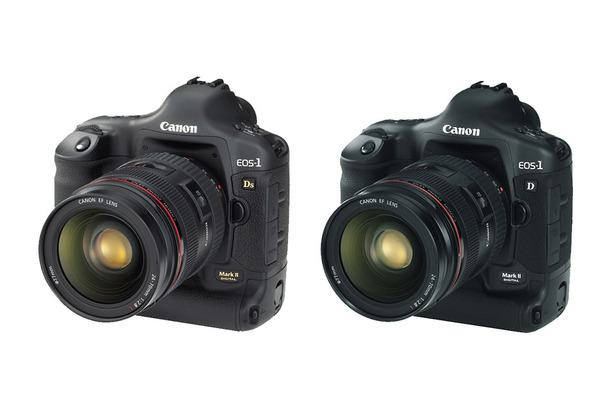 EOS-1Ds Mark II（左）、EOS-1D Mark II（右）