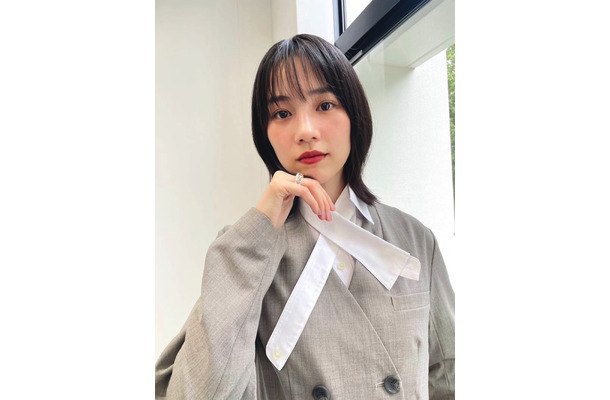 のん、ニューヘアスタイルでメンズライクな衣装着こなし！ファンからは「とっても素敵」