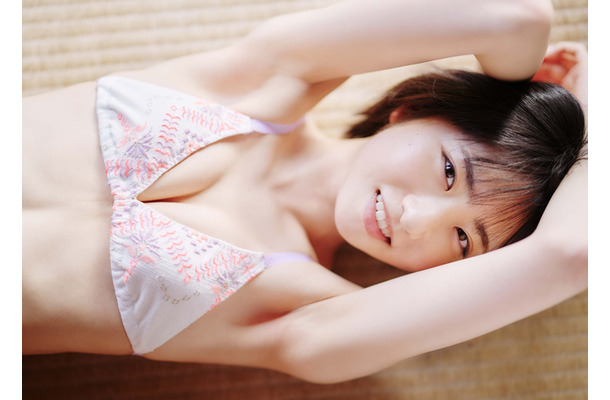 かすみ草とステラ・比賀ハルの1st写真集が本日発売！均整の取れたスタイルと鍛えられた”腹筋”に注目