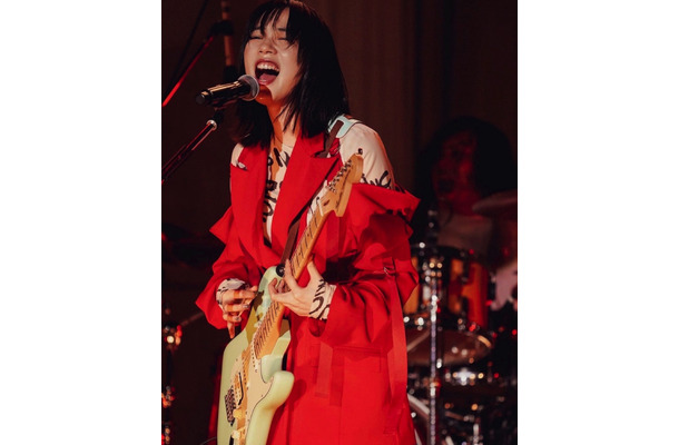 のん、真っ赤な衣装で熱唱！ライブSHOTを複数公開