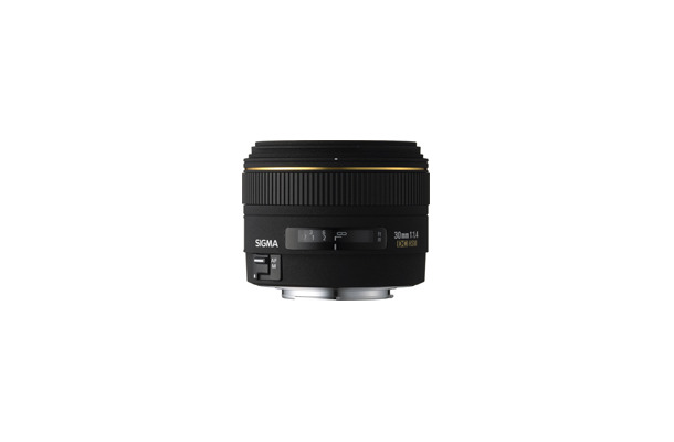 　シグマは、デジタル専用の単焦点レンズ「30mm F1.4 EX DC HSM」キヤノン用の発売日を6月25日に決定した。