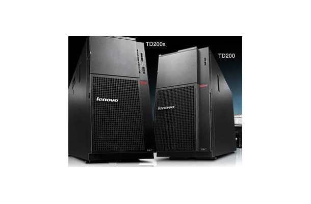 ThinkServer TD200x（左）およびThinkServer TD200（右）