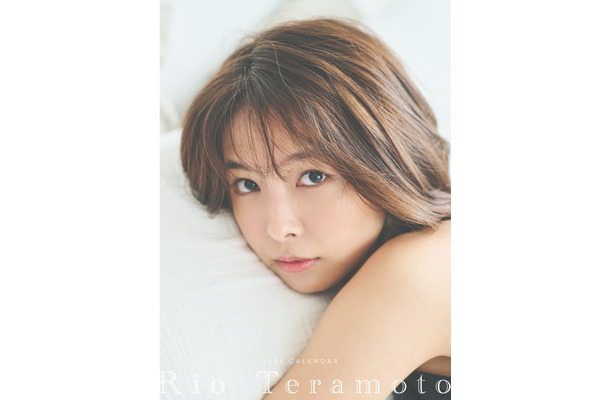 寺本莉緒、オンとオフを詰め込んだ2024年カレンダー発売