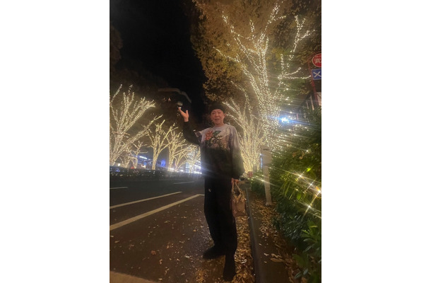 美川憲一、Xmasイルミをバックに全身ショット「綺麗な物に目がない美川よ～」