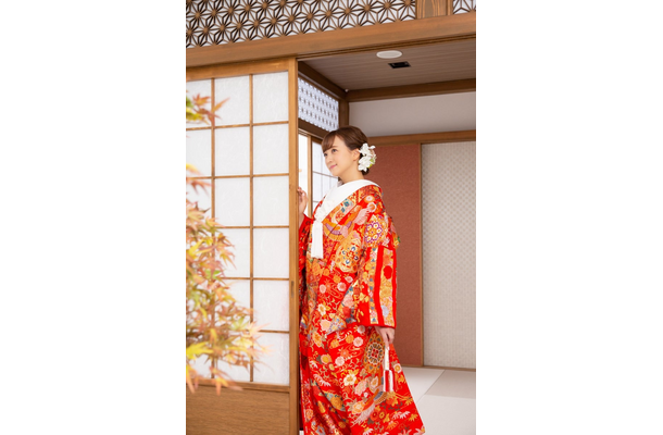 「なんたる艶やかさ」「美しすぎ」小松彩夏、赤と金が華やかな色打掛姿で新年の挨拶