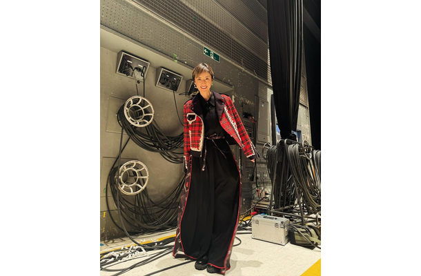 高岡早紀、パンクムード漂うシャツワンピースとライダースジャケットコーデを公開　ファンから「かっこいい」の声