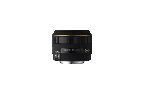 　シグマは、デジタル専用大口径標準レンズ「30mm F1.4 EX DC HSM」ニコン用の発売日を7月3日に決定した。価格は57,750円。