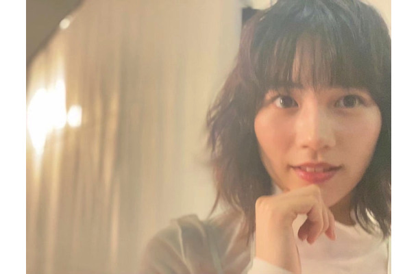 のん、爽やかな装いのオフショット公開で「春の女神」の声
