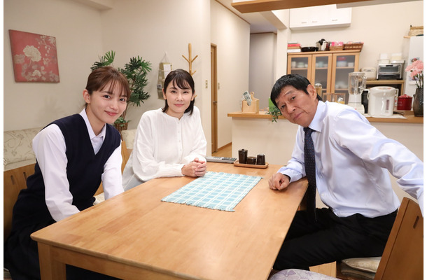 左から）川口春奈、吉田羊、明石家さんま（C）フジテレビ