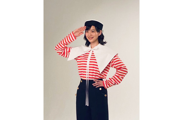 のん、マリンルックで撮影を楽しむ姿公開でファン歓喜