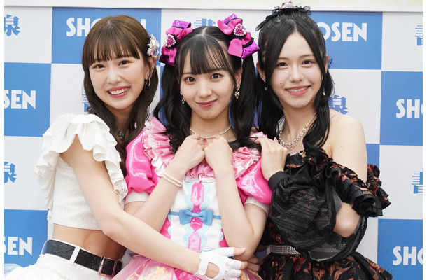 熊崎晴香、末永桜花、佐藤佳穂【写真：竹内みちまろ】