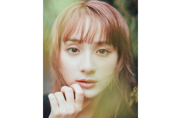 平祐奈、赤毛ヘアショットを披露！　「きれい」「美人さん」の声