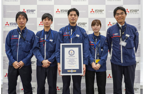 開発チームとギネス世界記録 TM 公式認定証（兵庫県）