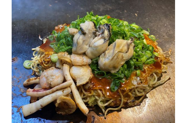 ［東武限定品］《実演》広島【お好み焼き みっちゃん横川店分家】海鮮デラックス焼き　（1個）1,944円