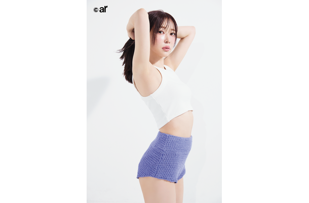 指原莉乃、女性誌表紙で見事な美ボディライン披露