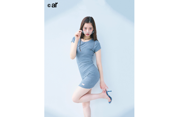 新木優子、男性がドキッとするデート服！ピッタリミニワンピ＋メタリック眼鏡