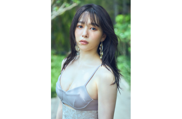 桜井日奈子、10周年写真集のお渡しイベント開催　セクシーなドレスショットも公開　