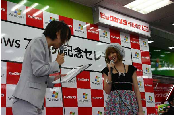 　22日午前8時から有楽町のビックカメラ前において、Windows 7の発売イベントが開催された。ゲストに登場したのは、アッキーナことタレントの南明奈さんだ。
