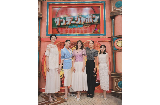 『サンデー・ジャポン』共演者との5ショット（写真はアンミカの公式ブログから）