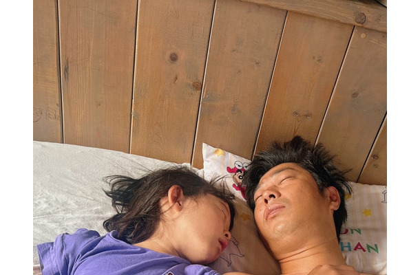 パンサー尾形と娘の添い寝ショットに「癒されます」「可愛い」の声