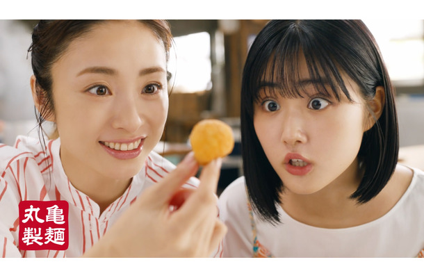 上戸彩と原菜乃華、丸亀製麺の「うどーなつ」に至福の表情