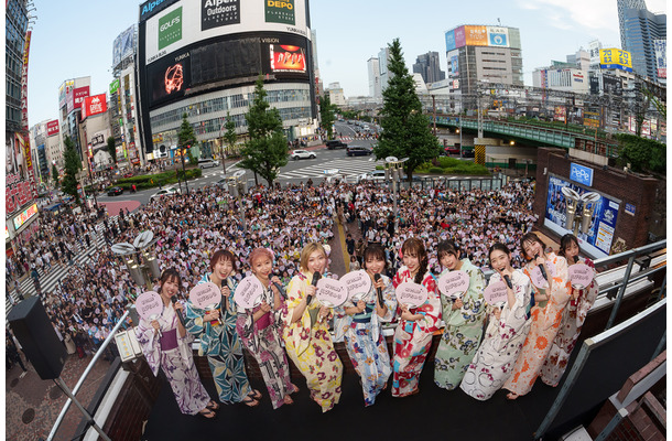 私立恵比寿中学、新宿のど真ん中でミニライブ！水かけパフォーマンスに3000人が熱狂！
