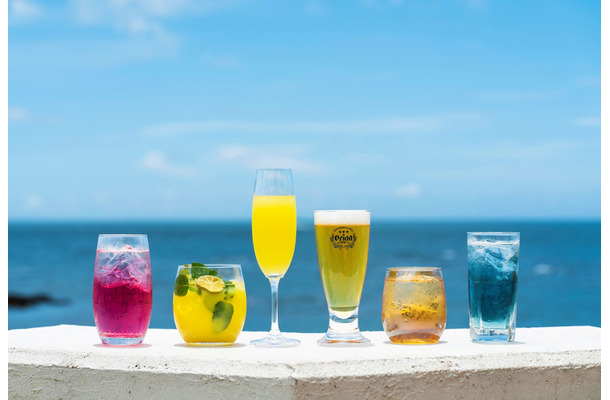 ドリンク左から【カフェンチュ】「WATTA パッションフルーツ カフェンチュオリジナルアレンジ『北谷サンセット』」801円（1杯）【オッチサイダリー】「occi シークヮーサーノンアルモヒート」 イートイン 880円（1杯）、「occi シークヮーサースパークリングワイン」 イートイン 990円（1杯）【オリオンビール】「オリオン生ビール」 601円（1杯）【カフェンチュ】「ルートビアシュナップス」 801円（1杯）、「WATTA 雪塩シークヮーサー カフェンチュオリジナルアレンジ『青の洞窟』」801円（1杯）