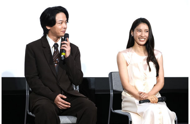 中村倫也、土屋太鳳【撮影：小宮山あきの】