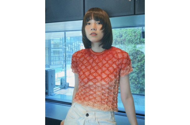 のん、一目ぼれしたグラデーショントップス姿公開！「似合ってる」「かわいい」の声