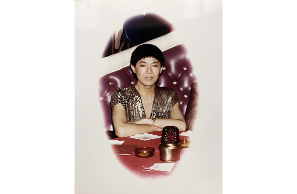 美川憲一、煌びやかな衣装に身を包んだ40年前の若かりし頃の写真公開