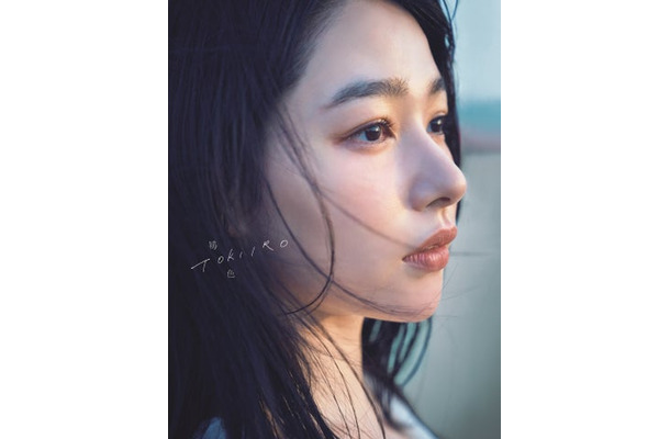 桜井日奈子10周年記念写真集、発売前に重版決定！