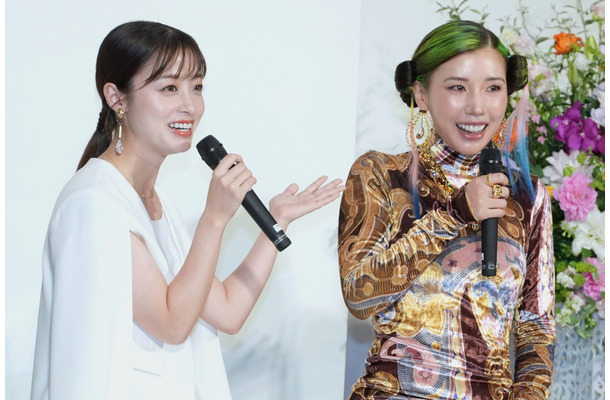 橋本環奈、仲里依紗【撮影：小宮山あきの】