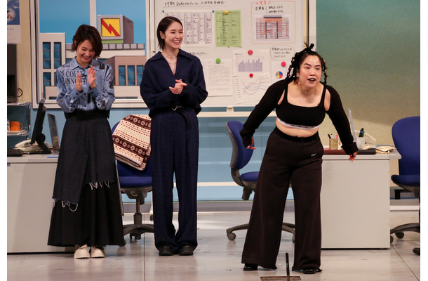 ゆりやんレトリィバァ、唐田えりか、剛力彩芽の3人がサプライズ登場した吉本新喜劇の様子