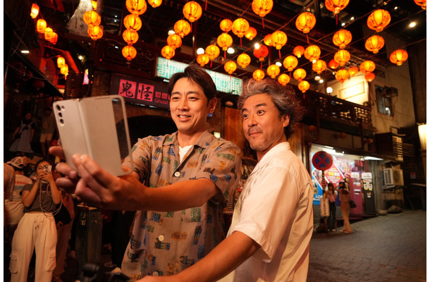 （左から）小泉孝太郎、ムロツヨシ（台湾）　(C) フジテレビ