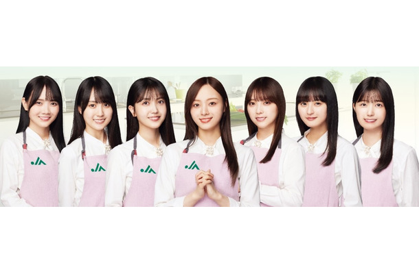 乃木坂46メンバーと「推し食材」：（左から順に）田村真佑（花）、賀喜遥香（肉）、久保史緒里（牛乳）、梅澤 美波（果物）、与田祐希（野菜）、遠藤さくら（米）、五百城茉央（茶）