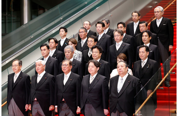 石破首相と閣僚らのひな壇写真（Photo by Rodrigo Reyes Marin - Pool/Getty Images）