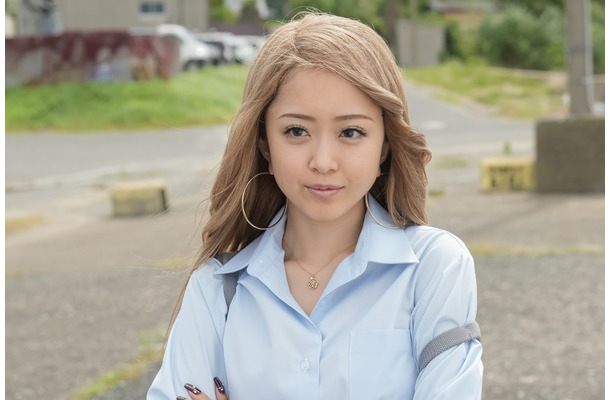 金髪ギャル・真島瑠梨（ルーリー）を演じる、みりちゃむ
