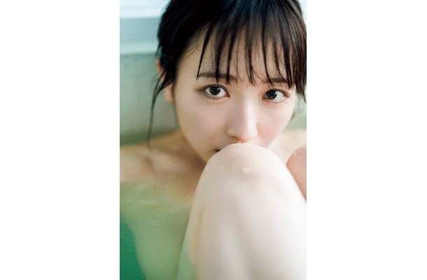 STU48・石田千穂の2nd写真集『太陽って何色？』（秋田書店）表紙カット(C)HIROKAZU／秋田書店
