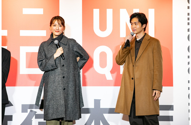 「ユニクロ 新宿本店　特別コレクション」記者発表会に登壇した綾瀬はるかと松下洸平