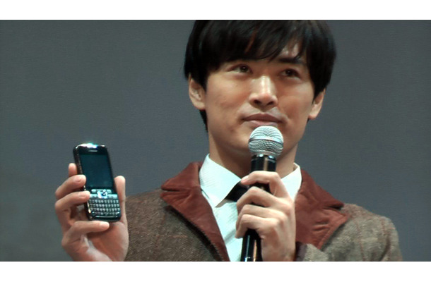 Nttドコモのcm発表会でみせた劇団ひとりの家電芸人っぷり Rbb Today Nttドコモのcm発表会でみせた劇団ひとりの家電芸人っぷり Rbb Today
