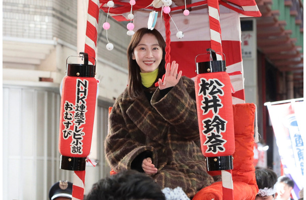 宝恵駕行列に参加した松井玲奈（C）NHK